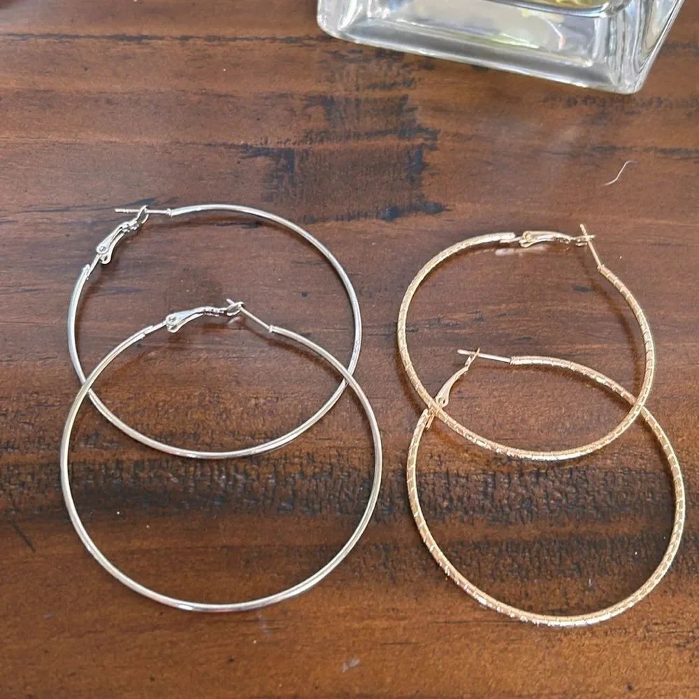 Fashion jewelry bundle 2 pair hoops earrings no tags light weighted